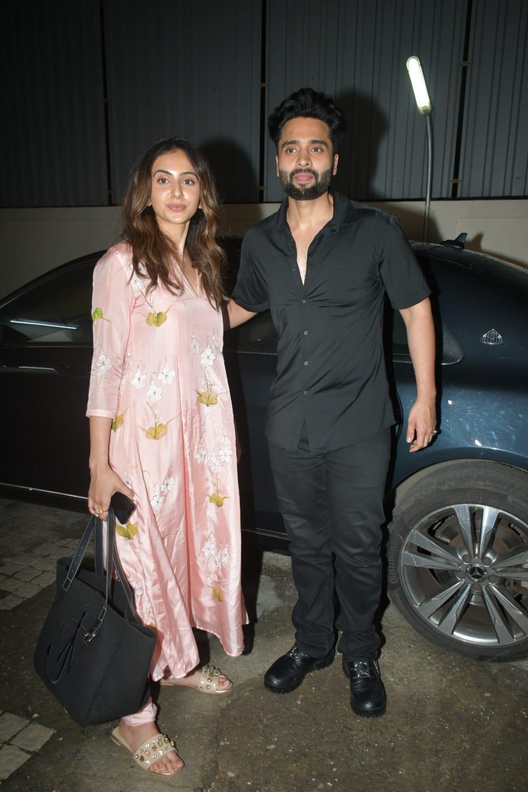 Rakul and Jacky stepped out of the car to politely pose for the paparazzi who were all too delighted to see them!